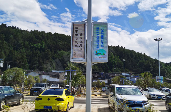 云南和順古鎮(zhèn)的長條形LED燈桿屏.jpg