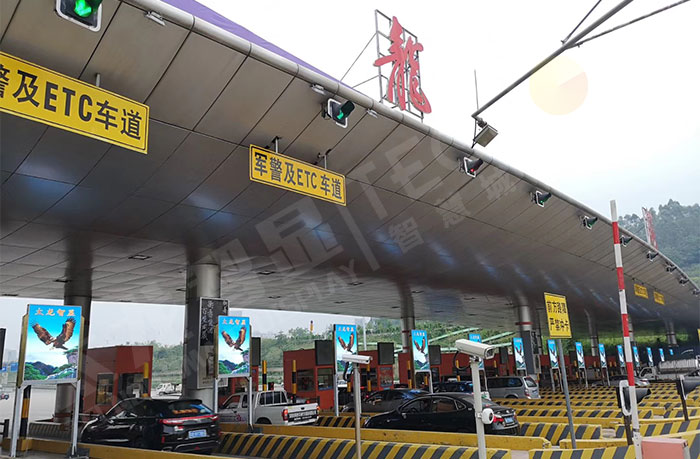 深圳龍崗收費(fèi)站戶外LED廣告機(jī)