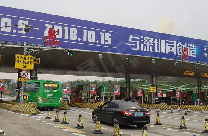 深圳龍崗收費(fèi)站戶外LED廣告機(jī)