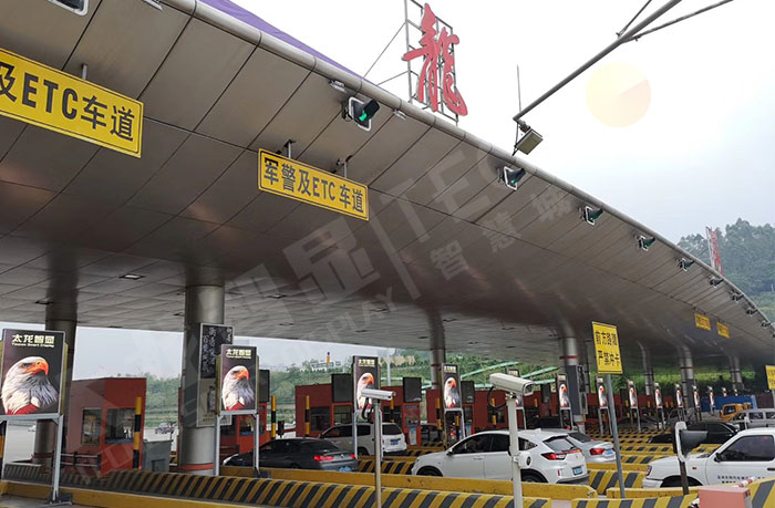 深圳龍崗收費(fèi)站戶外LED廣告機(jī)
